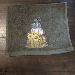 Decorative Green Bath Towel with Sunflower and Pumpkin Design